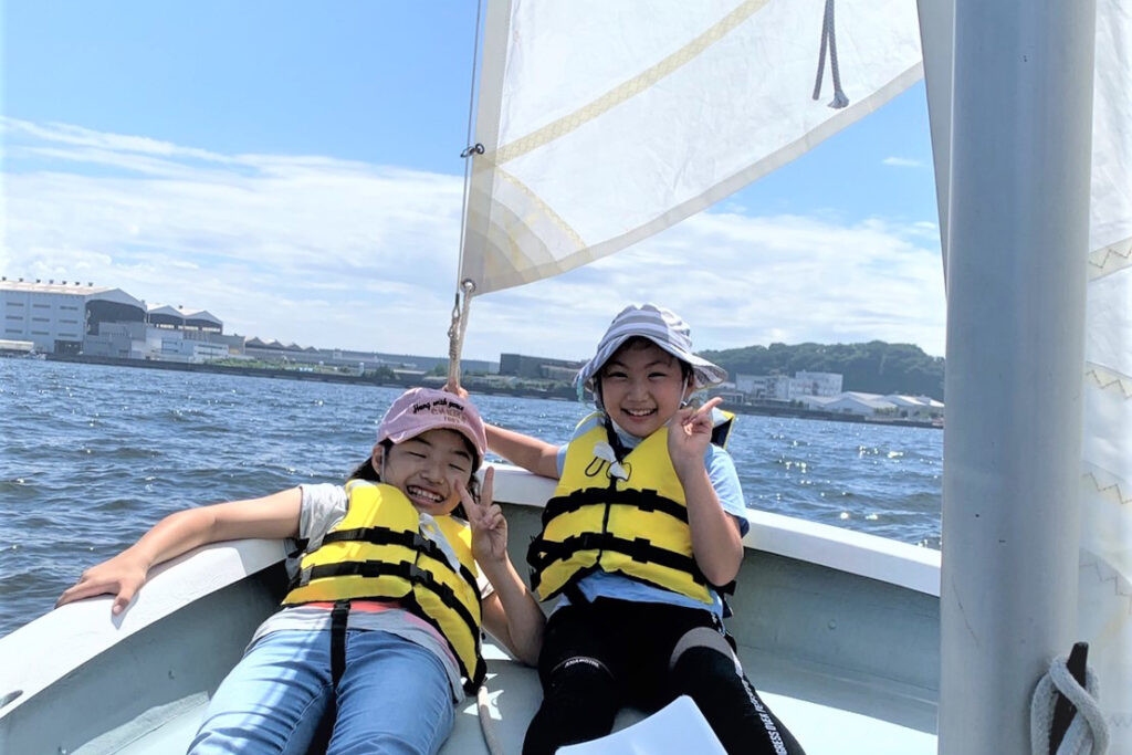 八景島マリーナで海と風を楽しむ女の子たち