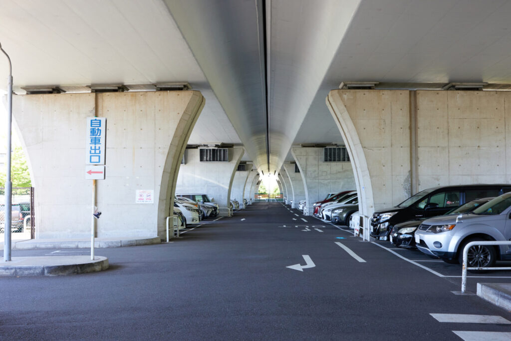 駐車場B